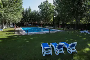 Camping Ligüerre de Cinca - Schwimmbecken im Grünen mit Liegestühlen