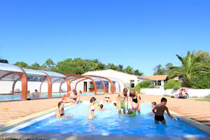 Camping L’Ile Blanche - Camper im Kinderbecken am Pool vom Campingplatz