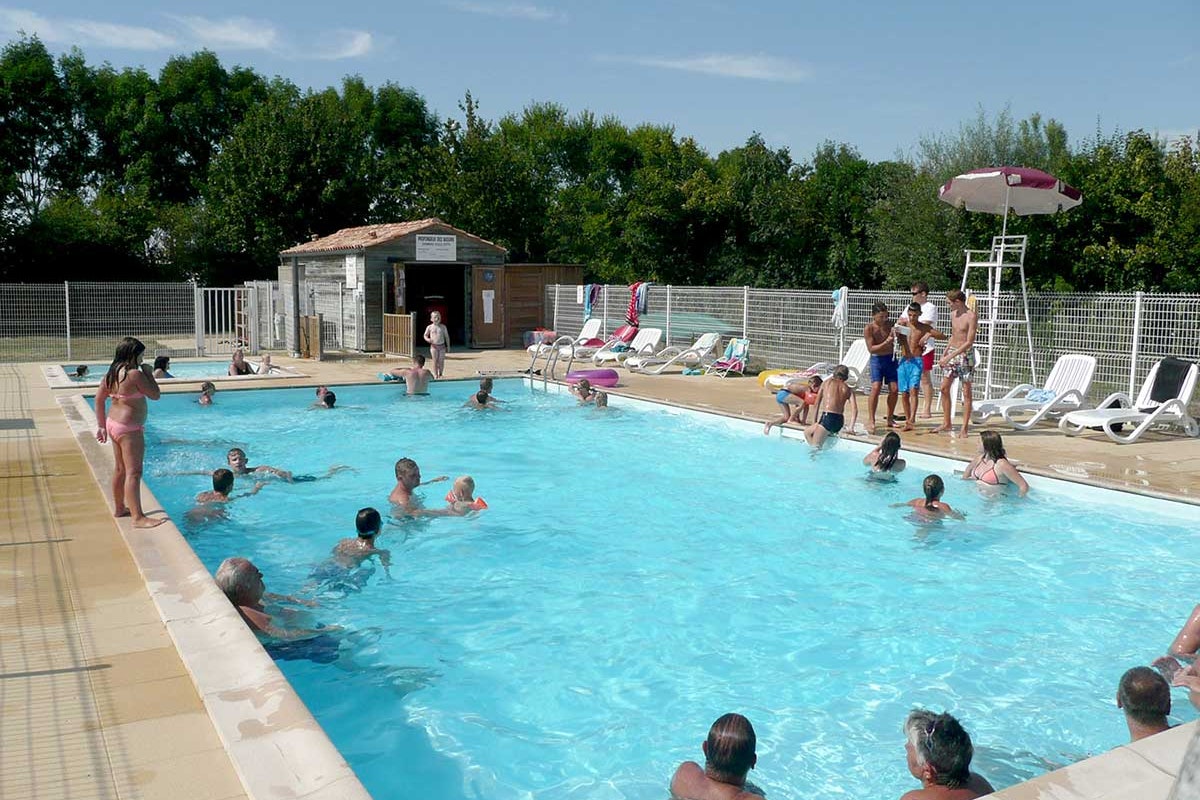 Camping L'Ile Cariot - Pool auf dem Campingplatz