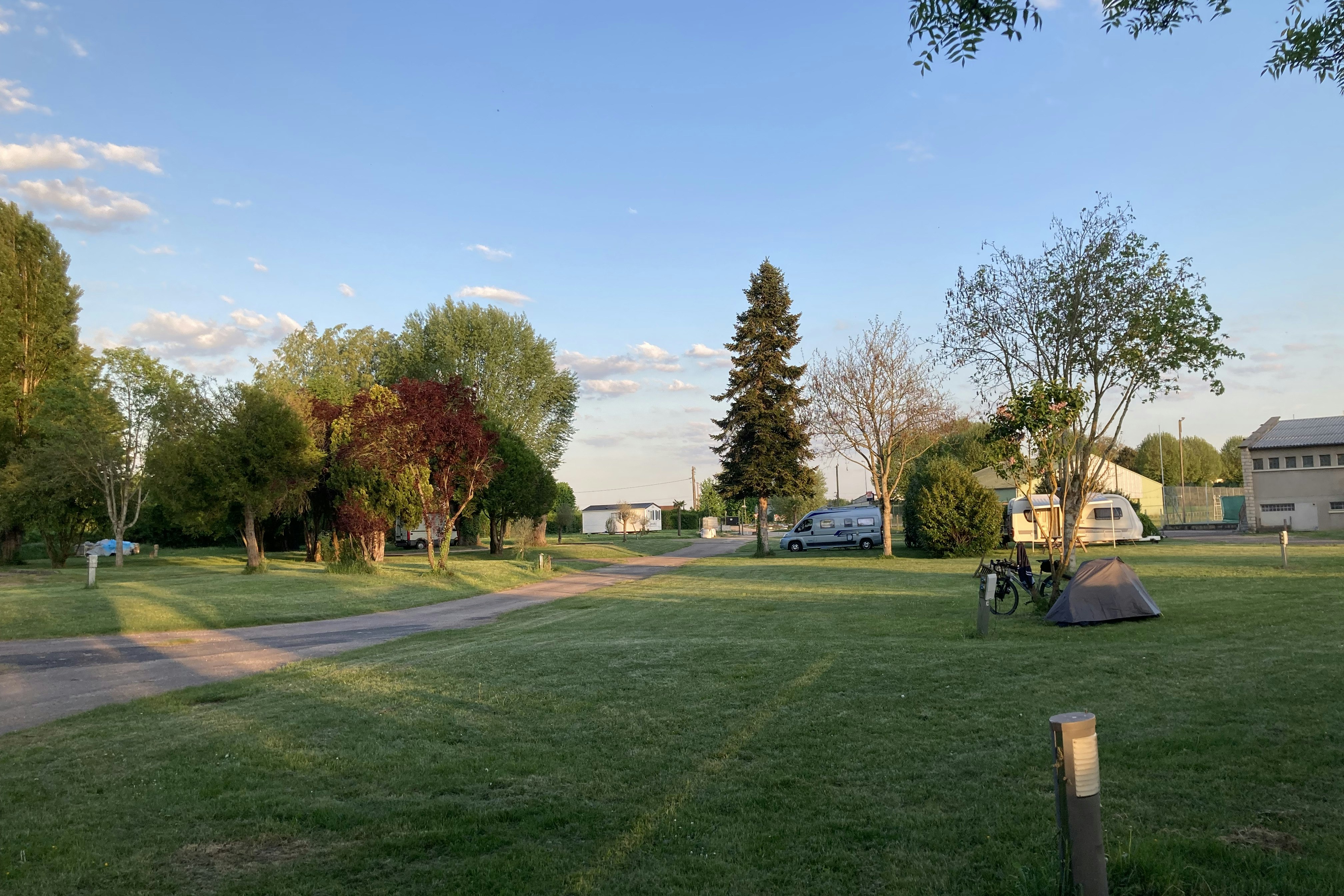 Camping l'Ile d'Amour - Blick auf die Standplätze auf der Wiese