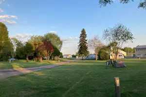 Camping l'Ile d'Amour - Blick auf die Standplätze auf der Wiese