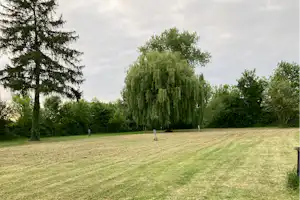 Camping l'Ile d'Amour - Standplätze auf der Wiese auf dem Campingplatz