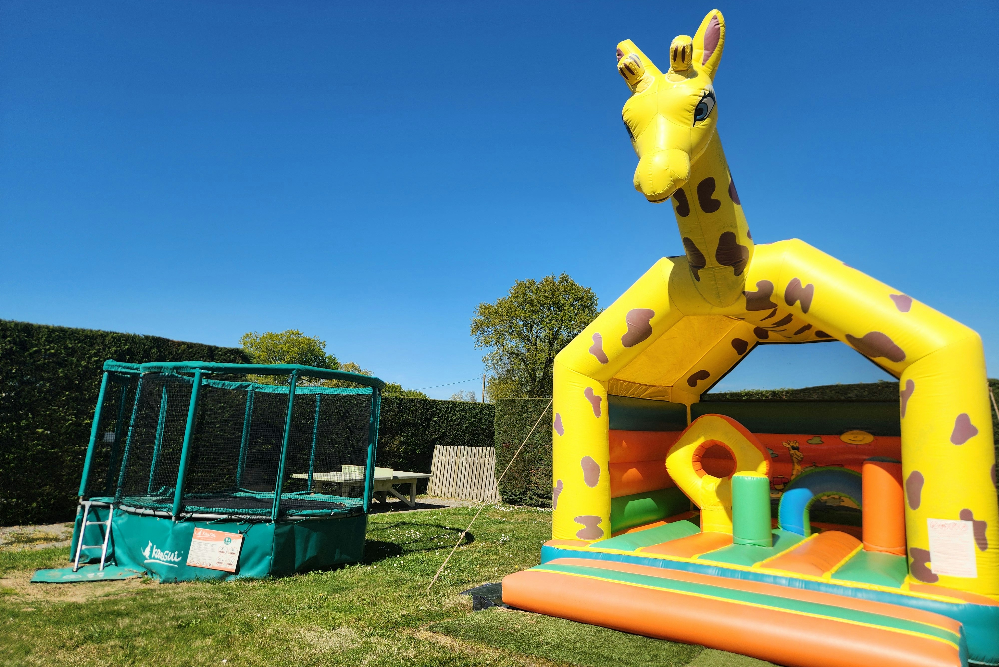Camping Paradis Ile de Kernodet  - Hüpfburg und Trampolin für Kinder auf dem Campingplatz