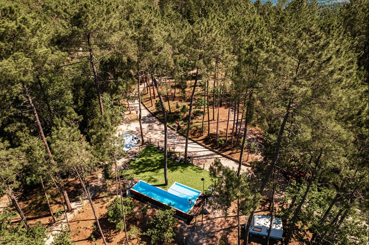 Lima Escape Camping & Glamping  Camping Lima Escape - Standplätze zwischen den Bäumen auf dem Campingplatz