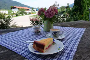 Camping Lindlbauer - Kaffee und Kuchen mit Blick ins Grüne