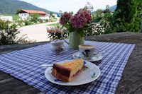 Camping Lindlbauer - Kaffee und Kuchen mit Blick ins Grüne