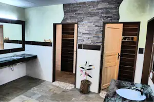 Camping Lindlerhof am See - Sanitärbereich mit Spiegeln, Waschbecken und Toilettenkabinen