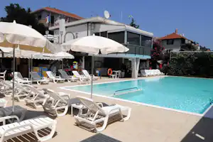 Camping Lino - Pool mit Liegestühlen und Sonnenschirmen auf dem Campingplatz --