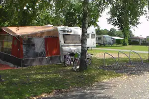 Camping Linz Pichlingersee - schattiger Wohnmobilstellplatz auf dem Campingplatz