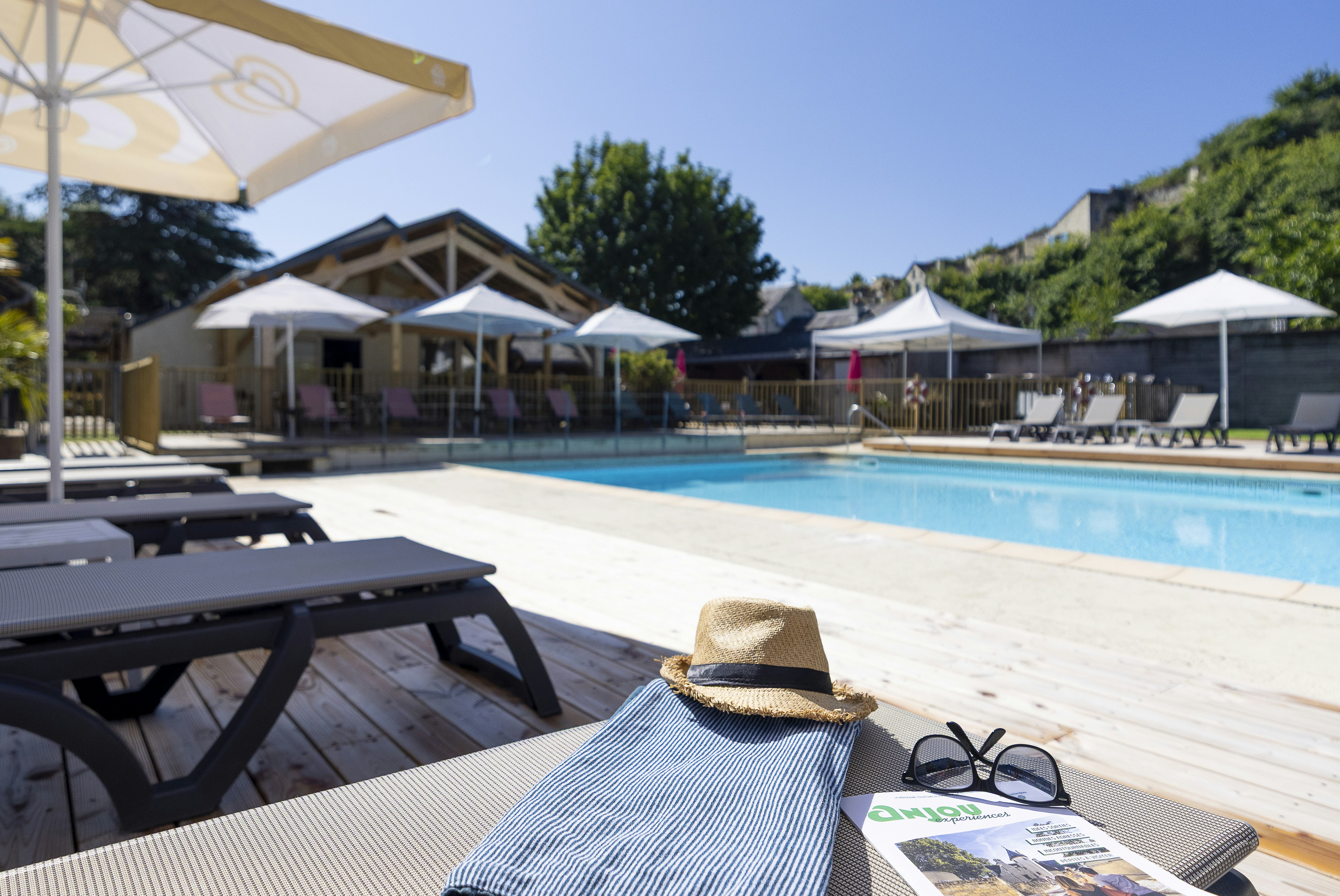 Camping L'Isle Verte  - Pool im Freien mit Liegestühlen und Sonnenschirmen