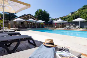 Camping L'Isle Verte - Pool im Freien mit Liegestühlen und Sonnenschirmen