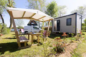 Camping L'Isle Verte - Blick auf die Standplätze mit privater Sanitäreinheit