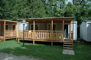 Camping Listro - Mobilheim mit Terrasse auf dem Campingplatz