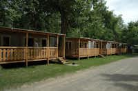 Camping Listro  -  Mobilheime mit Terrasse zwischen Bäumen