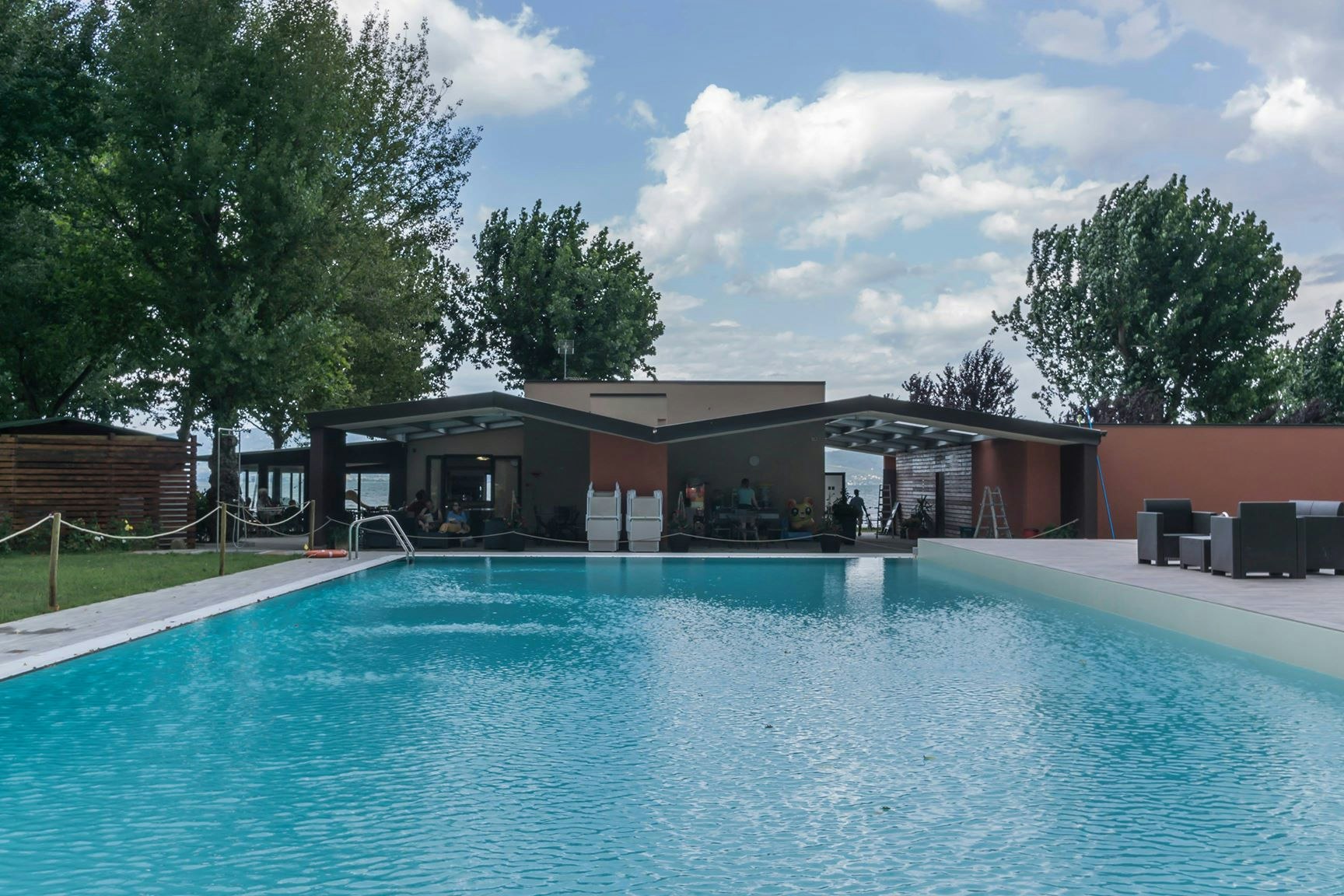 Camping Listro  -  Poolbereich auf dem Campingplatz