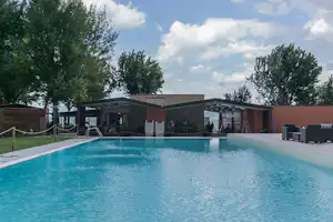 Camping Listro - Poolbereich auf dem Campingplatz