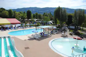 Camping L'Île de la Comtesse - Campingplatz mit Pool, Wasserrutsche, Liegestühlen und Sonnenschirmen