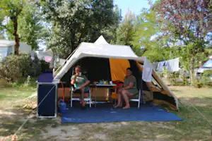 Camping L'Île de la Comtesse - Zeltplatz im Schatten der Bäume