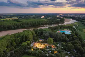 Slow Village Loire Vallée Camping L'Île du Château - Blick auf den Campingplatz am Fluss aus der Vogelperspektive