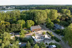 Slow Village Loire Vallée Camping L'Île du Château - Luftaufnahme des Campingplatzes