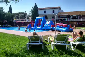 Camping Lloret Blau - Pool mit Spielanlage auf dem Campingplatz
