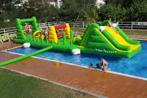 Camping Lloret Blau - Spielende Kinder auf der Wasserrutsche im Pool