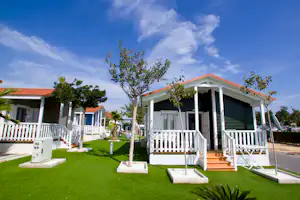 Camping Lo Monte - Mobilheim mit Veranda auf dem Campingplatz