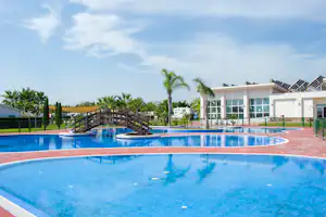Camping Lo Monte - Pool mit Brücke auf dem Campingplatz