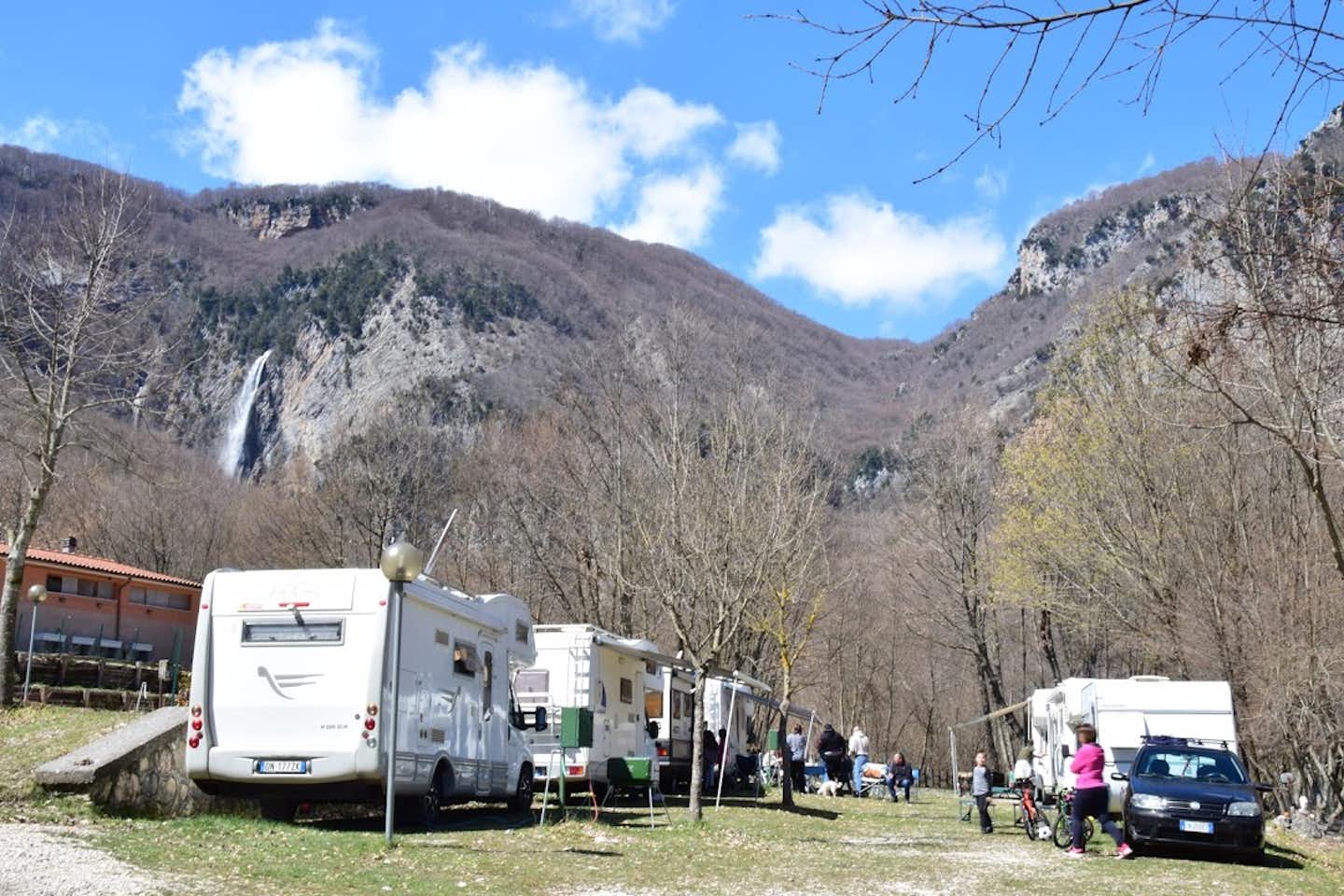 Camping Lo Schioppo - Wohnmobil- und  Wohnwagenstellplätze mit Blick auf die Berge