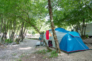 Camping Lo Schioppo - Zeltplätze im Schatten der Bäume