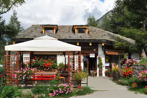 Camping Lo Stambecco - Restaurant mit Terrasse auf dem Campingplatz