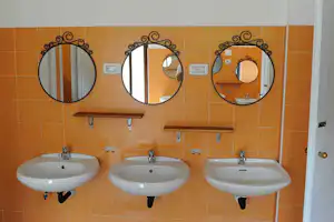 Camping Lo Stambecco - Sanitärbereich auf dem Campingplatz