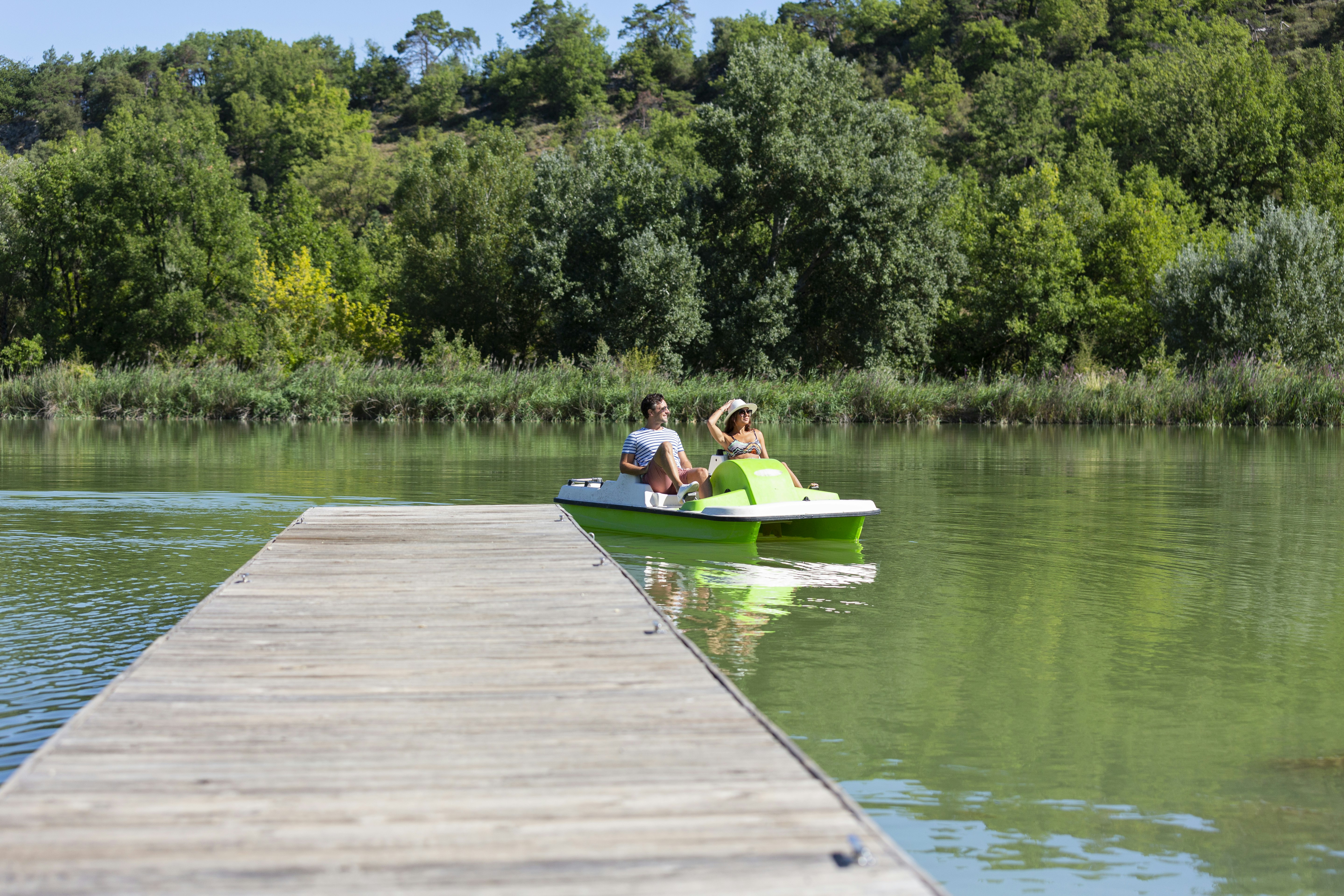 Yelloh! Village Douce Provence  Camping l'Oasis de Provence - Gäste fahren Boot auf dem See