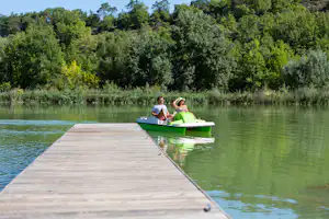 Yelloh! Village Douce Provence Camping l'Oasis de Provence - Gäste fahren Boot auf dem See