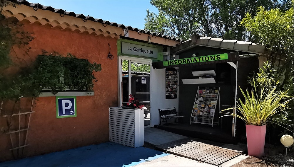 Camping l'Oasis des Garrigues - Rezeption auf dem Campingplatz