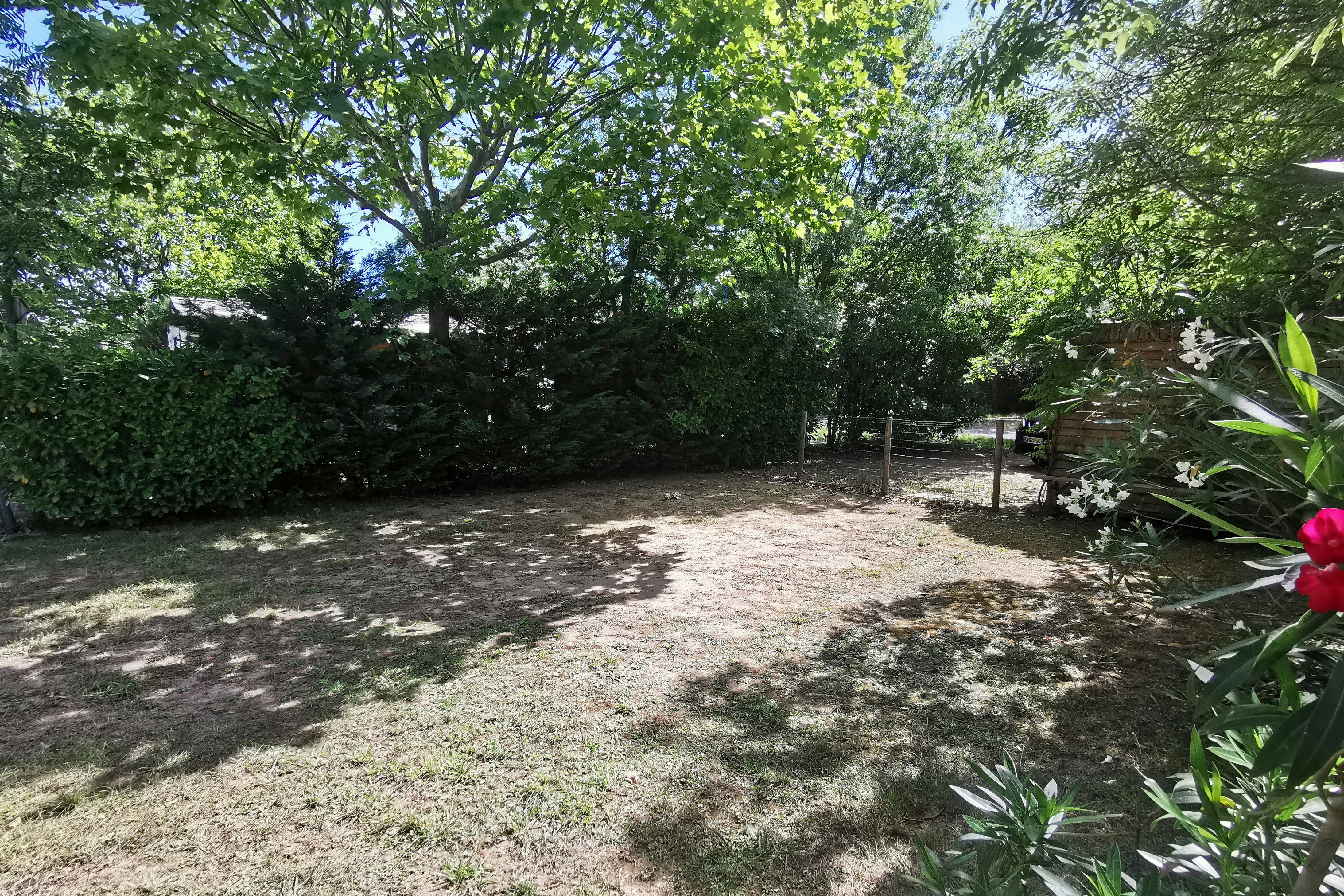 Camping l'Oasis des Garrigues - Stellplatz im Halbschatten