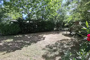 Camping l'Oasis des Garrigues - Stellplatz im Halbschatten