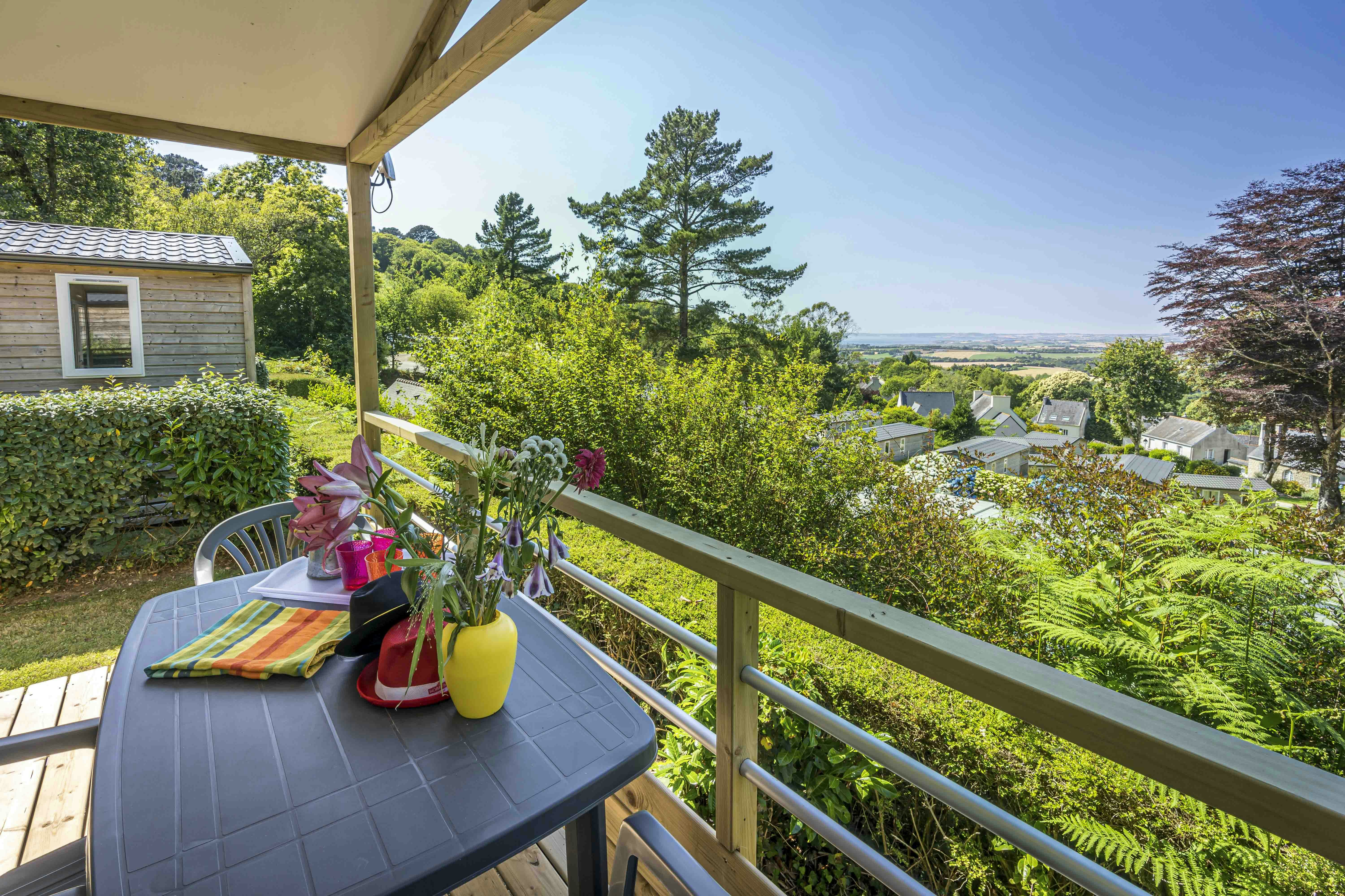 Camping Locronan  - Mobilheim mit Terrasse auf dem Campingplatz