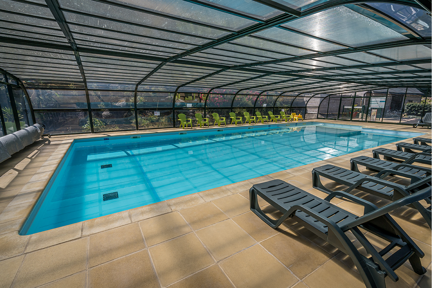 Camping Locronan - Pool mit Überdachung auf dem Campingplatz