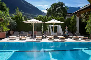 Camping Löwenhof - Pool vom Campingplatz mit Sonnenschirmen und Liegestühlen im Grünen