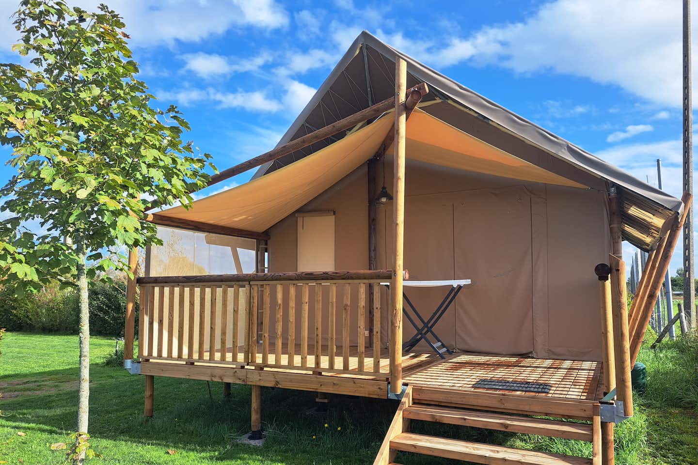 Camping Loire et Châteaux - Safarizelt-Mietunterkunft mit Privatsanitär