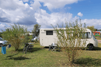 Camping Loire et Châteaux - Standplätze für Wohnwagen und Wohnmobile auf einem Wiesenuntergrund
