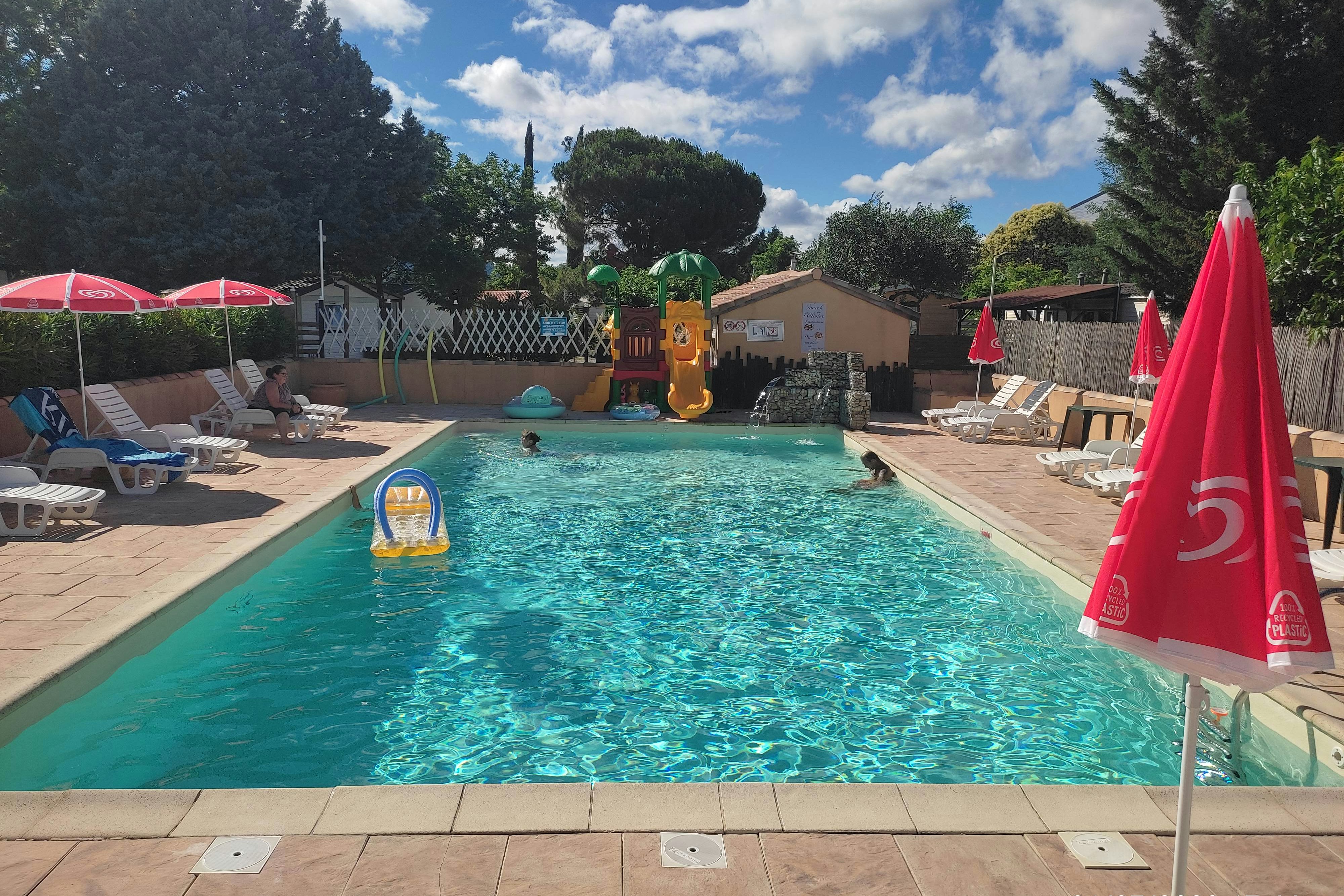 Camping l'Olivier  - Pool im Freien mit Liegestühlen und Sonnenschirmen