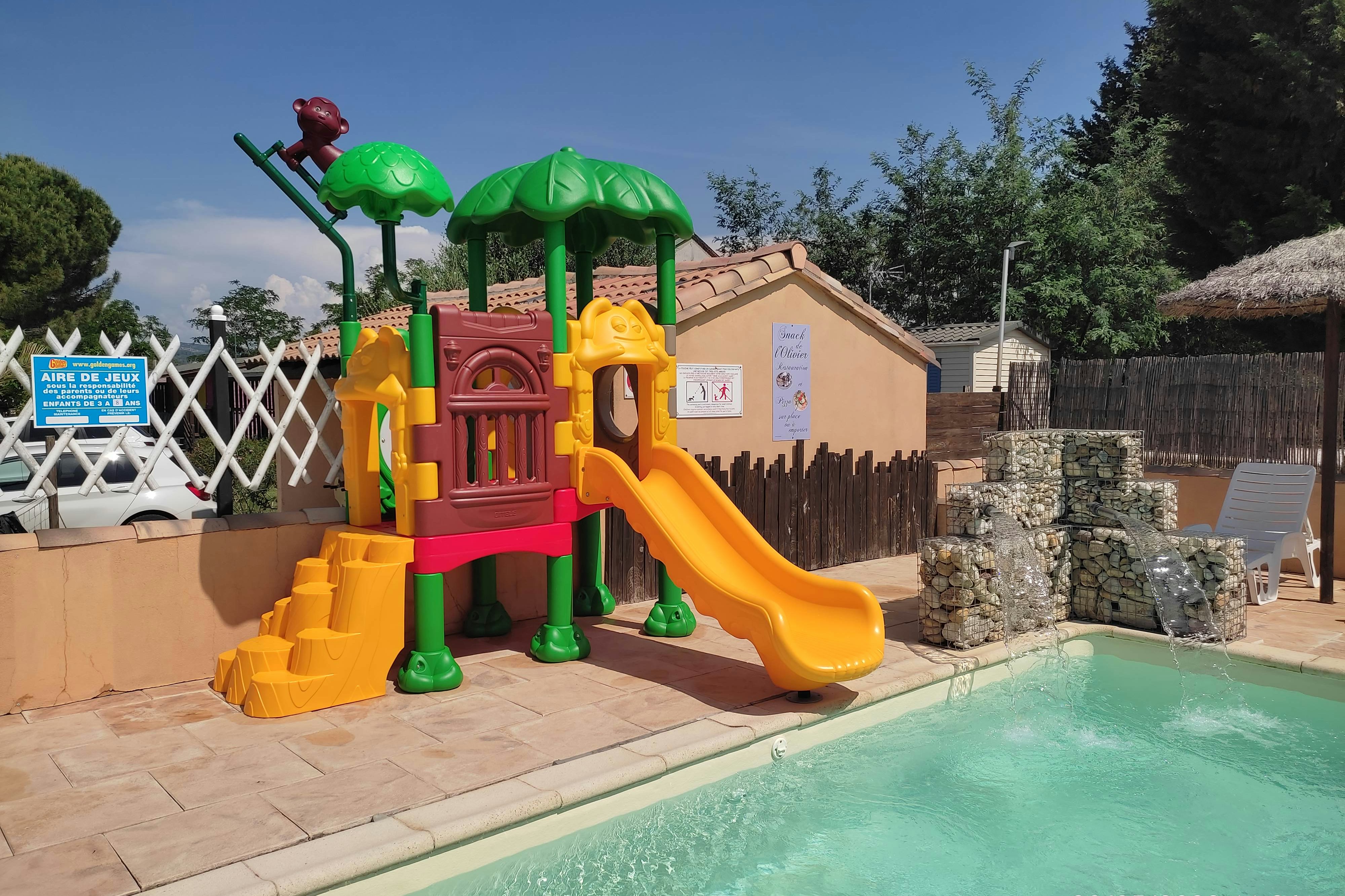 Camping l'Olivier - Rutsche für Kinder im Freibad