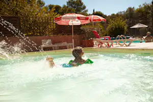Camping L'Olivier - Kind beim Baden im Pool des Campingplatzes