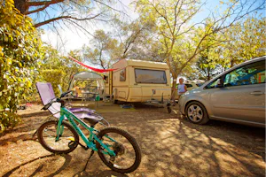 Camping L'Olivier - Stellplatz im Halbschatten