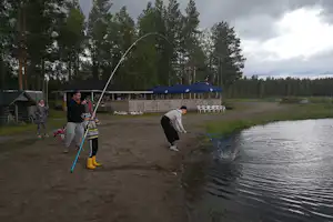 Camping Lomakylä Marjoniemi - Camper beim Angeln am See