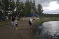 Camping Lomakylä Marjoniemi - Camper beim Angeln am See