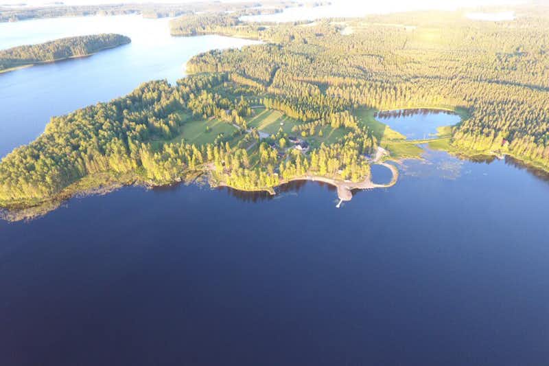 Camping Lomakylä Marjoniemi - Luftaufnahme auf den Campingplatz am See Pyhäjärvi