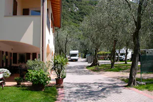 Camping Lombardi - Wohnwagenstellplätze im Grünen auf dem Campingplatz